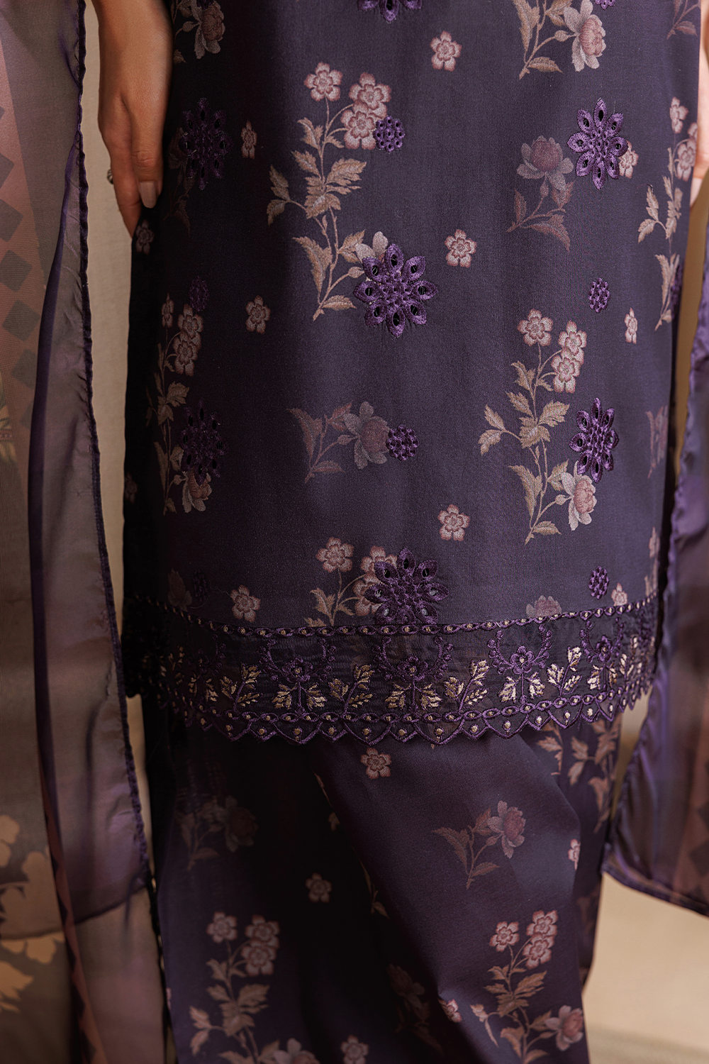 Embroidered Lawn DT-26-24
