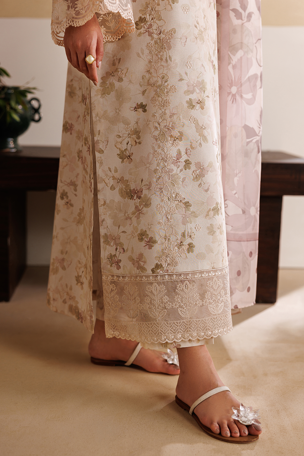 Embroidered Lawn DT-26-22